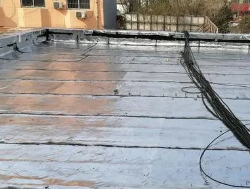 濮阳卫生间漏水维修公司分享下濮阳屋面楼顶防水刚性防水层施工要点。